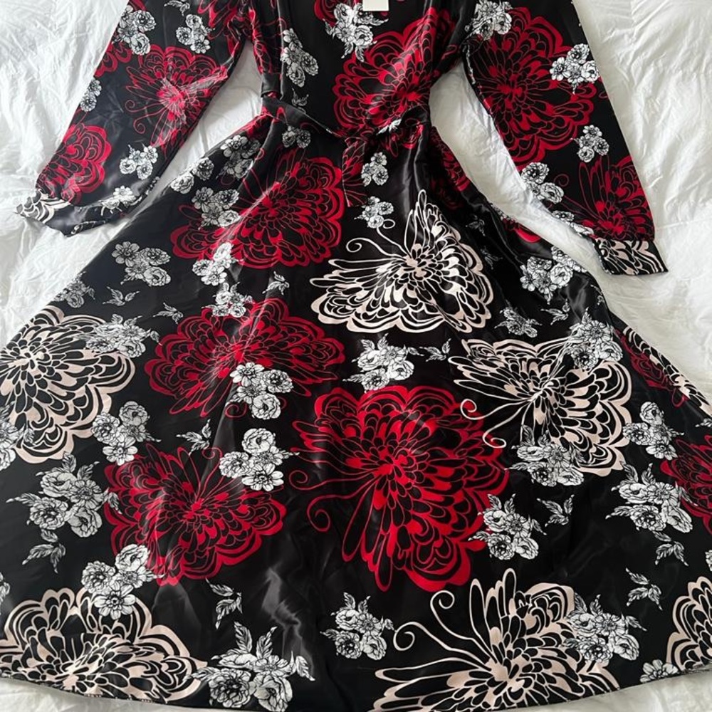dresses - Picture 2 of 2